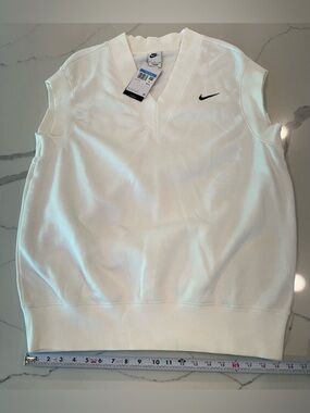 Nike Women’s bright White Sleeveless V-Neck Sweatshirt with Swoosh-oversized